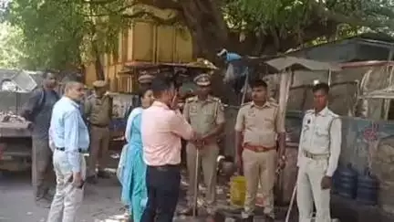 बहराइच: बहराइच शहर में सड़कों के किनारे लगे ठेलों पर नगर पालिका प्रशासन ने की कार्रवाई, वेंडिंग ज़ोन में किए जा रहे हैं शिफ्ट