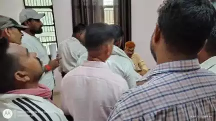 बैरिया: अखिल भारतवर्यषी गोंड महासभा के सदस्यों ने अनु. जनजाति प्रमाण पत्र के लिए बैरिया तहसीलदार को दिया पत्रक