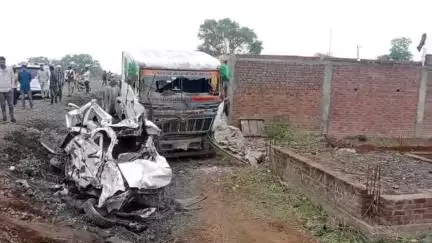 మధ్యప్రదేశ్‌లో సిమెంట్‌ లోడ్‌ లారీ అదుపు తప్పి పెళ్లి వ్యాన్‌పై పడటంతో ఒకే కుటుంబానికి చెందిన 9 మంది మృతి