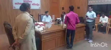 हरदोई: कलेक्ट्रेट ऑफिस में डीएम ने की जनसुनवाई, 9 बुजुर्गों के बनाए गए आयुष्मान कार्ड