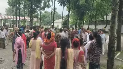কালচিনি: বেতনের সমস্যা নিয়ে ভরা মরশুমে কাজ বন্ধ চিঞ্চুলা চা বাগানে, ক্ষোভ শ্রমিকদের
#jansamasya