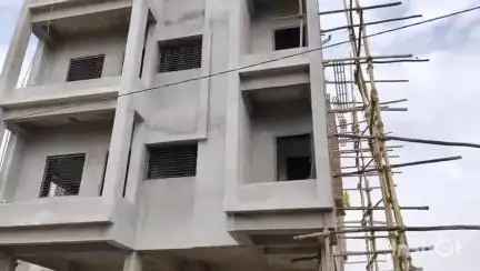 राहुरी: राहुरी फॅक्टरीत बिल्डिंगवरून परप्रांतीय मजुर कोसळल्याने गंभीर जखमी
