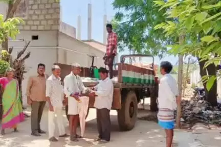 ముక్కావారి పల్లె లో వృద్ధులకు ఇంటి వద్ద బియ్యం అందజేసిన డీలర్