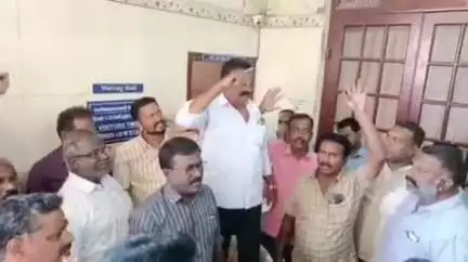 சிதம்பரம்: அண்ணாமலைப் பல்கலைக்கழகத்தில் மே மாதம் ஊதியம் வழங்காததை கண்டித்து நிர்வாக அலுவலகத்தை முற்றுகையிட்டு போராட்டம்