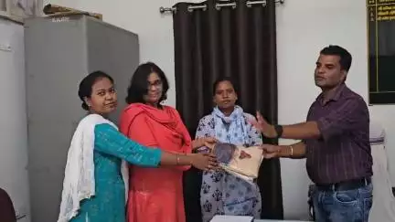 तोरपा: तोरपा प्रखंड कार्यालय में आंगनबाड़ी सेविका और सहायिकाओं को नियुक्ति पत्र सौंपा गया