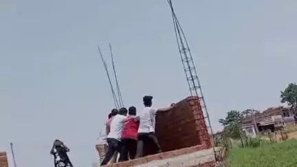 किस्को: दबंगई: निर्माणाधीन अबुआ आवास की दीवार गिराने का आरोप, थाने में 8 लोगों के खिलाफ शिकायत