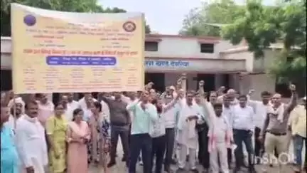 देेेवरिया: सिंचाई विभाग संयुक्त कर्मचारी संघर्ष समिति ने अपनी मांगों को लेकर किया प्रदर्शन, कलेक्ट्रेट पहुंचकर सौंपा ज्ञापन