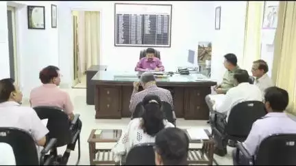 सागर नगर: सागर संभाग कमिश्नर डॉ. वीरेंद्र सिंह रावत ने दिए निर्देश, अत्याचार पीड़ितों को राहत राशि का वितरण प्राथमिकता से कराएं