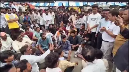 रतलाम नगर: महू नीमच रोड कृषि मंडी में गंदगी से परेशान व्यापारी धरने पर बैठे, एसडीएम की समझाइश के बाद मामला हुआ शांत