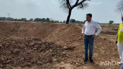 त्योंथर: गंगतीरा ग्राम पंचायत में खेत तालाब निर्माण कार्य का जनपद पंचायत त्यौंथर सीईओ ने किया औचक निरीक्षण