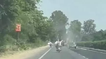 मुज़फ्फरनगर: नई मंडी क्षेत्र में बाइक सवार युवकों का बेल्ट से राहगीरों को मारने का वीडियो हुआ वायरल