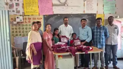 ధర్మారం: ప్రకాష్ నగర్ ప్రభుత్వ ప్రాథమిక పాఠశాలలో యూనిఫామ్స్ పంపిణీ కార్యక్రమాన్ని ప్రారంభించిన ఎంపీడీవో ప్రవీణ్, ఎంఈవో ప్రభాకర్