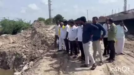 ఆలూరు: వర్షాలకు చింతగుంట వద్ద బ్రిడ్జి కొట్టుకుపోవడంతో పరిశీలించిన ఆలూరు టీడీపీ ఇన్ఛార్జ్ వీరభద్ర గౌడ్