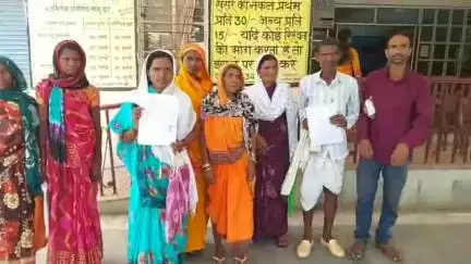 डिंडौरी: इमलई गांव के पीएम आवास हितग्राहियों ने सरपंच पर मनमानी का आरोप लगाया, कलेक्ट्रेट में गुहार