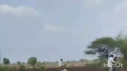 वाशिम: शेतीच्या वादातून कोंडाळा झांबरे या गावात दोन गटात मारहाण, मारहाणीचा व्हिडिओ व्हायरल