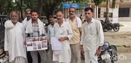 बागपत: तालाब खुदाई में अनियमितता का आरोप लगाते रसूलपुर संकाल पुट्ठी गांव के लोगों ने किया प्रदर्शन, लेखपाल पर मनमानी का आरोप