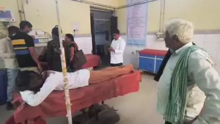 एटा: कस्बा मलावन में जमीनी विवाद के चलते नामजद लोगों ने पिता-पुत्र को लाठी-डंडों से पीटा, बेटा हुआ गंभीर घायल