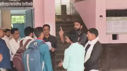 बीना: ग्राम लेहटबास में वृक्षों को काटने के विरोध में कार्रवाई की मांग को लेकर ग्रामीणों ने तहसील में की शिकायत