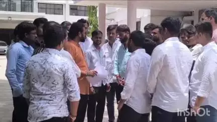 भोपे पुजारी कुटुंबातील महिलांना तुळजाभवानी देवीच्या चरणस्पर्शासाठी परवानगी द्या; पुजारी मंडळाची जिल्हाधिकाऱ्यांकडे मागणी