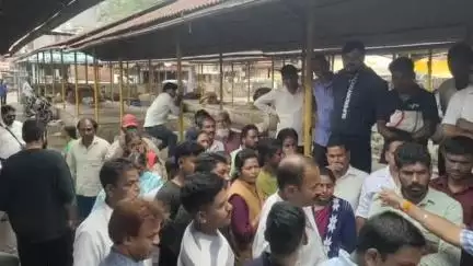 सातारा: पर्यायी जागा मिळेपर्यंत आहे त्याच ठिकाणी विक्री करण्याची विक्रेत्यांकडून नगरपालिकेला मागणी #Jansamasya