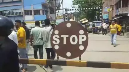 নাকাশিপাড়া: বেথুয়াডহরী হাসপাতাল রোডের রেলগেটের লক না খোলায় যানজট, সমস্যায় সাধারণ মানুষ
