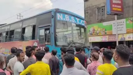 ইসলামপুর: চৌরঙ্গী মোড়ে বাসের ধাক্কায় আহত মহিলা, বাসের চালককে মারধর উত্তেজিত জনতার