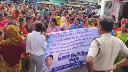 ইংরেজবাজার: উচ্ছেদ অভিযানের প্রতিবাদ সহ একাধিক ইশু নিয়ে ঝলঝলিয়ায় DRM অফিসের সামনে বিক্ষোভ তৃণমূলের, DRM-কে দেওয়া হল ডেপুটেশন