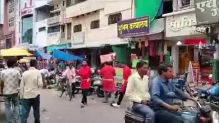 सोहागपुर: नगर की सब्जी मंडी में सामाजिक न्याय विभाग ने विश्व तंबाकू निषेध दिवस को लेकर किया नुक्कड़ नाटक का आयोजन