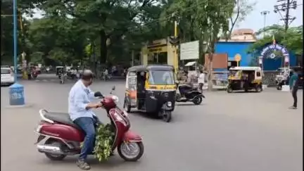 कराड: वारुंजी फाटा येथील वाईन शॉपसह दुध सेंटरची तोडफोड करणाऱ्या गुंड दीपक पाटलाची कराड पोलिसांनी काढली धिंड