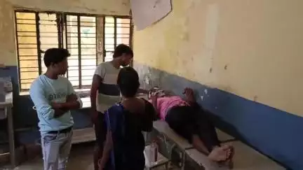 दुधि: भट्टी मोड़ के पास एक बाइक अनियंत्रित होकर गिरी, बाइक सवार 2 लोग हुए घायल