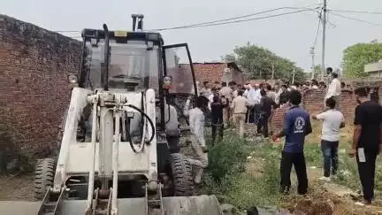 सहसवान: सहसवान तहसील क्षेत्र में अवैध निर्माण हटाने गया बुलडोजर खराब हुआ, मकान स्वामी को 2 दिन में कब्जा हटाने के दिए निर्देश