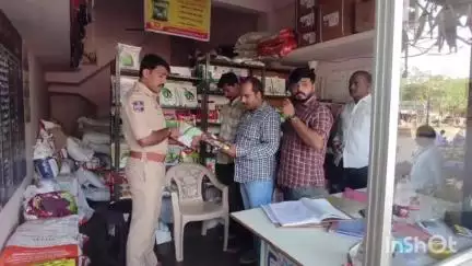 వేములవాడ: విత్తనాలు,ఎరువులు,పురుగుల మందుల దుకాణాలను ఆకస్మికంగా తనిఖీ చేసిన టాస్క్ ఫోర్స్ సిబ్బంది