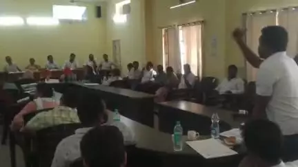 बीना: जनपद कार्यालय की बैठक में जनपद सदस्य ने किया हंगामा, अधिकारी पर फेंकी पानी की बोतल, थाने में शिकायत