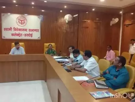 हरदोई: कलेक्ट्रेट सभागार में डीएम की अध्यक्षता में यूपीएसआईडीसी संपत्ति की दरों की जाँच के संबंध में हुई बैठक