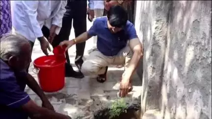 संभल: जिला अस्पताल में DM राजेंद्र पेसिया ने किया निरीक्षण, दिव्यांग कमरे के निर्माण और वृक्षारोपण का किया गया कार्य