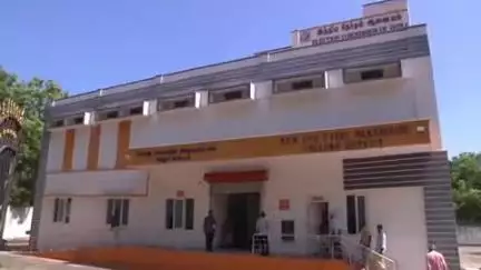 வேலூர்: சத்துவாச்சாரியில் தேர்தல் குடோனில் வைக்கப்பட்டிருந்த மின்னணு வாக்குப்பதிவு அரசியல் கட்சி பிரதிநிதிகள் முன்னிலையில் ஆய்வு