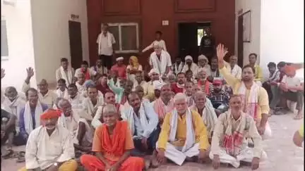 सेवराई: हसनपुरा गांव के पंचायत भवन में चोरी मामले को लेकर ग्राम प्रधान के नेतृत्व में रेवतीपुर ब्लाक में ग्रामीणों ने किया धरना