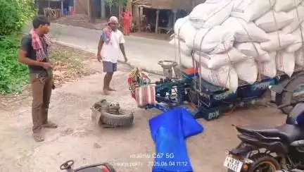 মথুরাপুর ২: হরিপুর মড়ে ওভার লোড ধান বোঝাই ইঞ্জিনভ্যানের সামনের পড়সান ভেঙ্গে গিয়ে আহত হন এক ভ্যান চালক