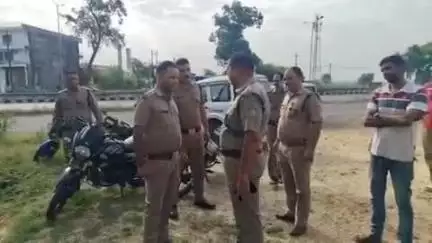 नारासन: मुंडियाकी गांव के पास हाईवे के किनारे से बरामद हुआ एक अज्ञात व्यक्ति का शव