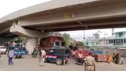 सीतापुर: पुलिस लाइन के पास निर्मला धीन ओवर ब्रिज के पिलर में फंसा ट्रक, आवागमन हुआ बाधित