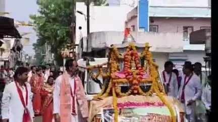 गुलाना: अकोदिया में महेश नवमी पर माहेश्वरी समाज ने धर्म ध्वजा लेकर निकाला चल समारोह, भगवान शिव का किया अभिषेक