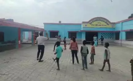 बांसी: पीएम श्री विद्यालय सोनखर के बच्चों को समर कैंप के तहत राशन की दुकान पर ले जाकर वितरण प्रणाली की जानकारी दी गई