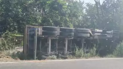अमरोहा: अमरोहा में कांठ बाईपास पर तेज रफ्तार बजरी से भरा ट्रक पलटा, दो लोग घायल, अस्पताल में भर्ती