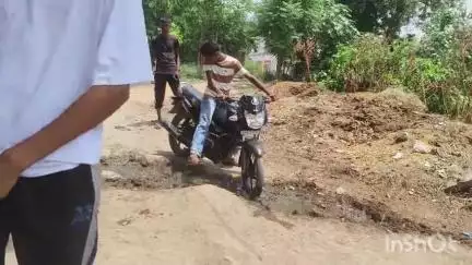 गोला गोकरणनाथ: गोला तहसील क्षेत्र के ग्राम पंचायत निजामपुर के मजरा भैंसठा में कागजों पर विकास, न नालियां न ही खड़ंजा।#jansamsya#