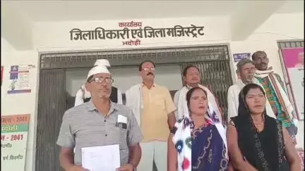 भदोही: आभोली के सदलूबीर मार्केट में दूषित जल जमा होने से लोगों को परेशानी, कलेक्ट्रेट पर दिया पत्रक #jansamasya