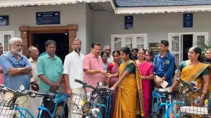 ഒറ്റപ്പാലം: വെള്ളിനേഴി പഞ്ചായത്തിലെ സി.ഡി.എസ് അംഗങ്ങൾക്കുള്ള സൈക്കിൾ വിതരണം പി മമ്മിക്കൂട്ടി എം.എൽ.എ ഉദ്ഘാടനം ചെയ്തു