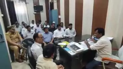 बुढ़ाना: बुढाना तहसील के एसडीएम कार्यालय में समस्त विभागों के अधिकारियों और कर्मचारियों के साथ एसडीएम ने बैठक की