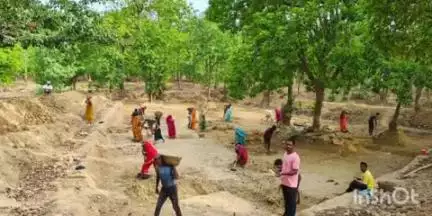 गोहपारु: जल गंगा संवर्धन अभियान के तहत गोहपारु के बरेली गांव में नवीन तालाब का निर्माण कार्य जारी