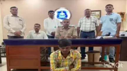જૂનાગઢ: સરદાર ચોક વીર મેઘમાયાના ગેઇટ પાસે છરીની અણીએ બળજબરીથી પૈસા પડાવી પાડનાર શખ્સ ઝડપાયો