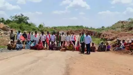 పాణ్యం  సోలార్ పవర్ ప్లాంట్ ముందు రైతుల ధర్నా